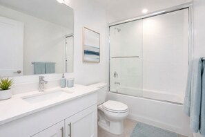 Classic-Zimmer | Badezimmer | Kostenlose Toilettenartikel, Haartrockner, Handtücher, Seife