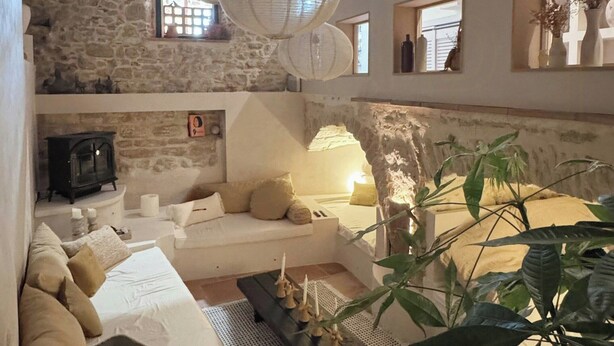 A rustic interior with exposed stone walls, wooden beams, a sofa set, a fireplace, and hanging paper lanterns. - Cozy and refined retreat in the heart of Fanjeaux (Fanjeaux)