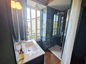 Shower - House and playful barn (SAINT LAURENT DE JOURDES)