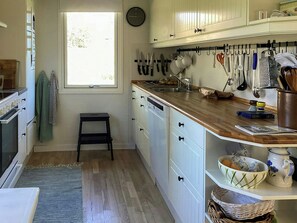 Mikrovågsugn, ugn, diskmaskin och kaffe- och tebryggare