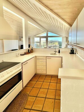 Microwave, oven, dishwasher, coffee/tea maker - Bright holiday home close to sea near Blokhus (Blokhus)