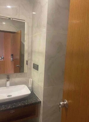 Phòng Superior | Phòng tắm | Buồng tắm vòi sen, khăn tắm, xà phòng, dầu gội 