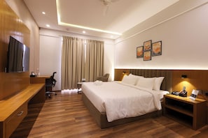 Quarto superior, 1 cama King | Camas com colchões de espuma com sistema de memória, frigobar
