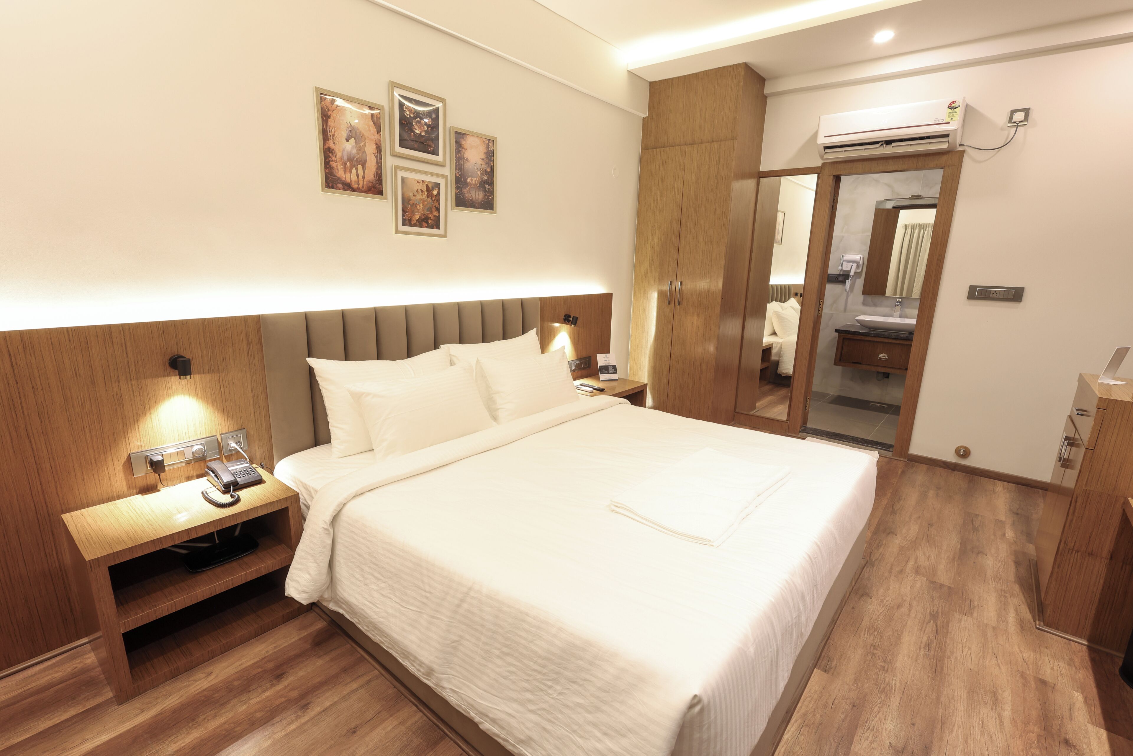 Quarto superior, 1 cama Queen | Camas com colchões de espuma com sistema de memória, frigobar
