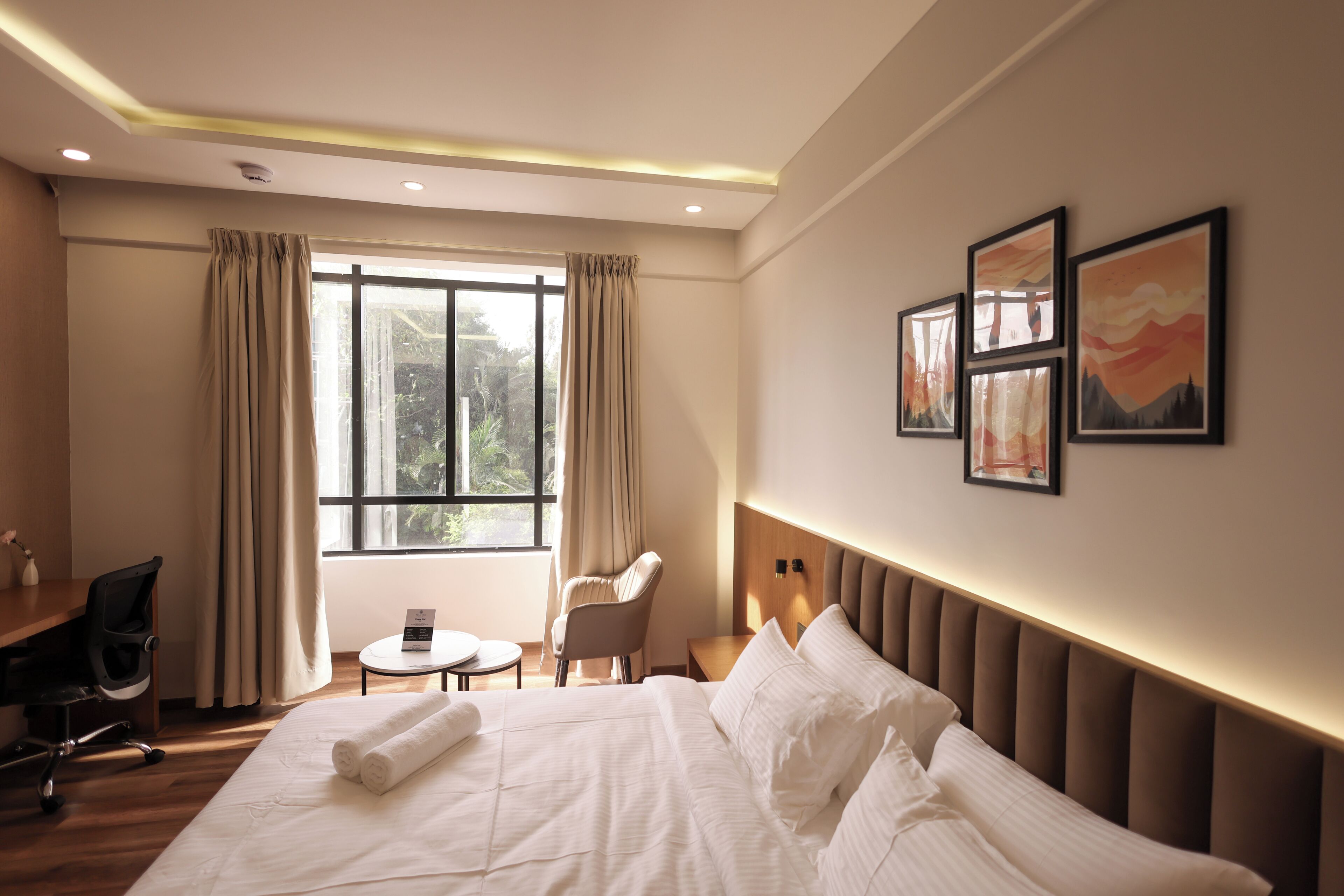 Superior Room, 1 King Bed | Memory foam beds, minibar, desk, laptop workspace