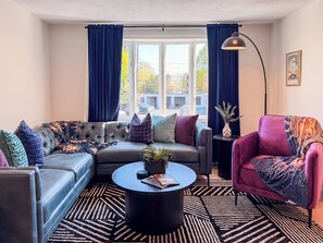 Living area - Salem Downtown - Game Room, Deck & Fireplace (Salem)