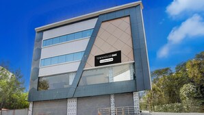 A modern building with a sign reading 'TOWNHOUSE OAK Company-Serviced.' - Townhouse Oak Panki Panchmukhi Hanuman (Kanpur)