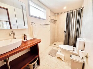 Douche, sèche-cheveux, serviettes fournies