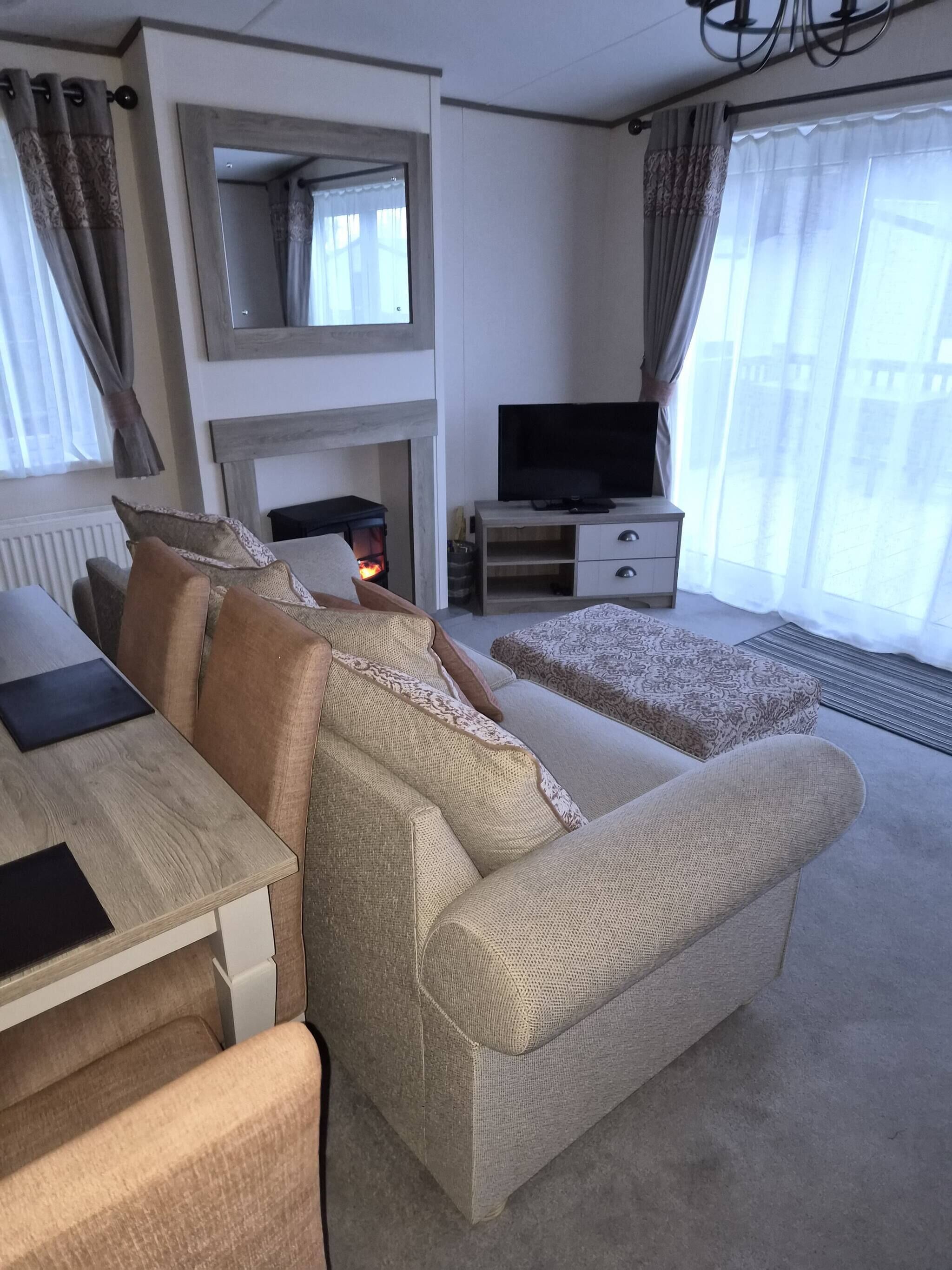 TV, fireplace