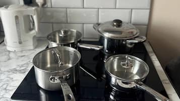 Réfrigérateur, four à micro-ondes, un four, cafetière-théière