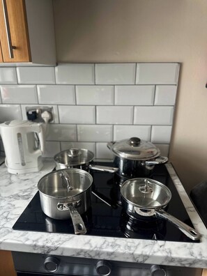 Frigorífico, microondas, horno y cafetera o tetera