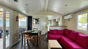 Um espaço compacto com área de refeições, cozinha compacta e uma janela grande.