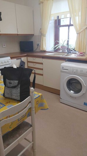 Interior - Spacious 3 Bedroom House with outdoor patio area for outdoor dining and WIFI (Portknockie)