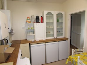 Fridge, microwave, oven, stovetop - Spacious 3 Bedroom House with outdoor patio area for outdoor dining and WIFI (Portknockie)