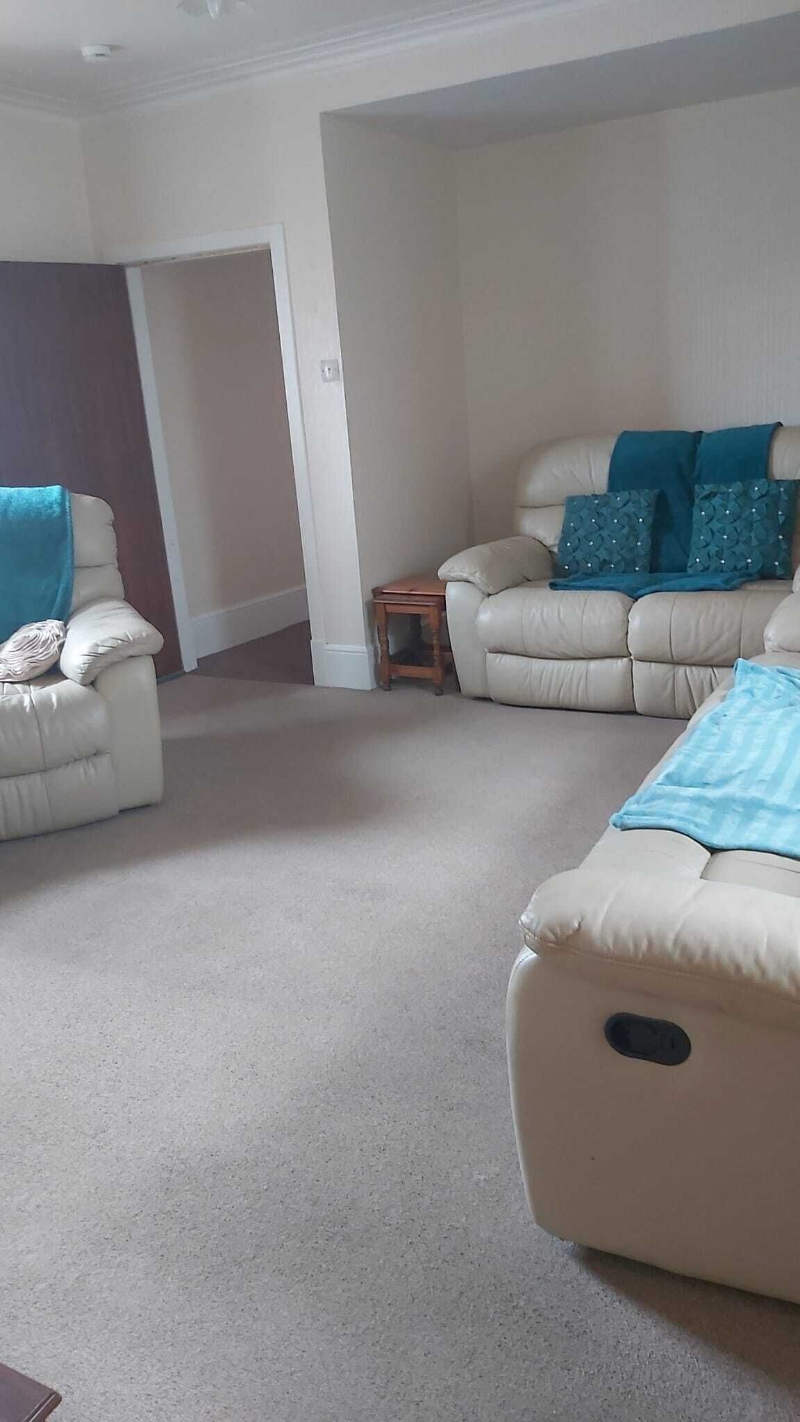 Spacious 3 Bedroom House With Outdoor Patio Area For Outdoor Dining And Wifi - Cullen