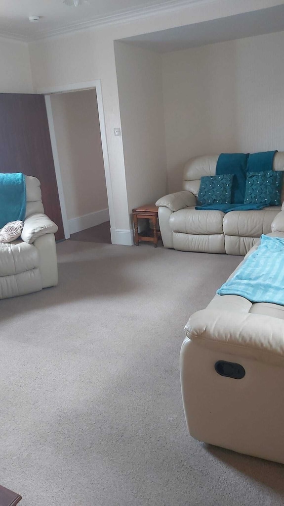 Spacious 3 Bedroom House With Outdoor Patio Area For Outdoor Dining And Wifi - Cullen