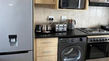 Een koelkast, een microgolfoven, een oven, een kookplaat