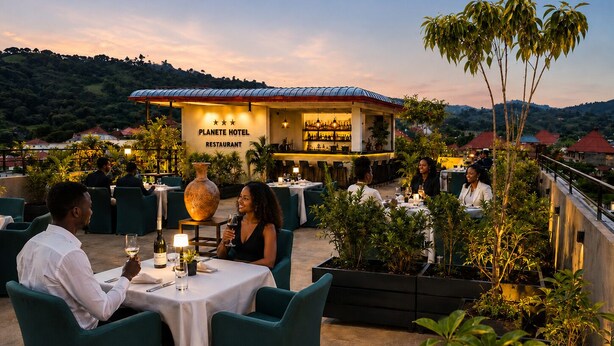 Restaurante Planet Hotel con terraza, bar y vistas del paisaje circundante.