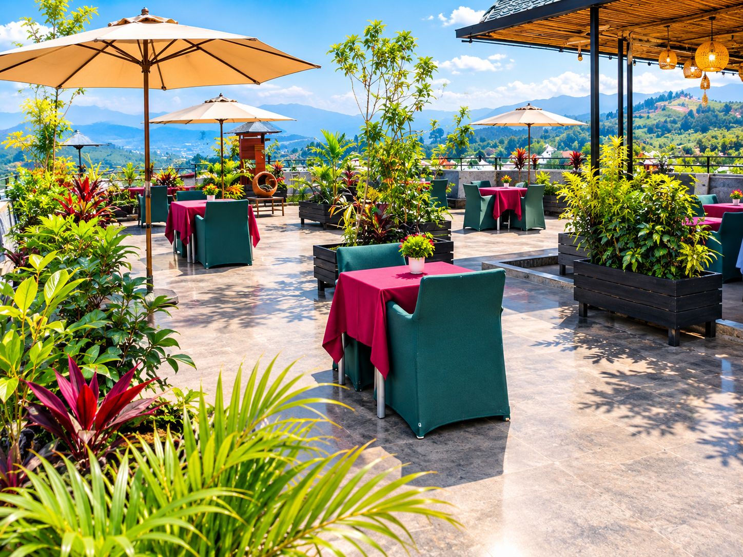 Eine Terrassengaststätte mit Tischen und Stühlen, umgeben von Topfpflanzen und Sonnenschirmen.