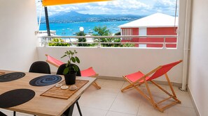 Outdoor dining - T2 sea view 200m from the beach (Les Trois-Îlets)