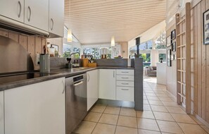 Kjøleskap, oppvaskmaskin, kaffetrakter/tekoker og kjøkkenutstyr