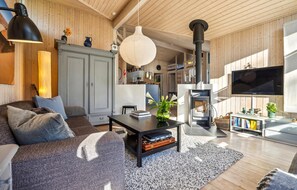 Een televisie en een open haard