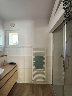 Dusche, Haartrockner, Handtücher, Seife