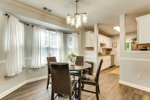 Dining - Updated Modern Cottage in Southwest Atlanta (Atlanta)