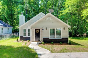 Exterior - Updated Modern Cottage in Southwest Atlanta (Atlanta)