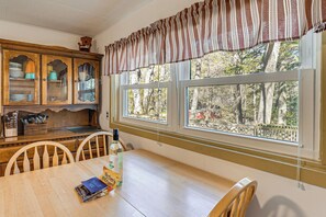 Dining - Walk to Beach! Lakeside Family Cabin in Ludington (Ludington)