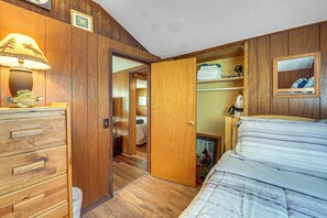 Room - Walk to Beach! Lakeside Family Cabin in Ludington (Ludington)