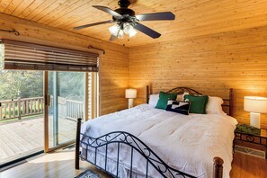 4 bedrooms, desk, travel cot, Internet - Family + Group Friendly | Modern Log Cabin Home (Cedar Grove)