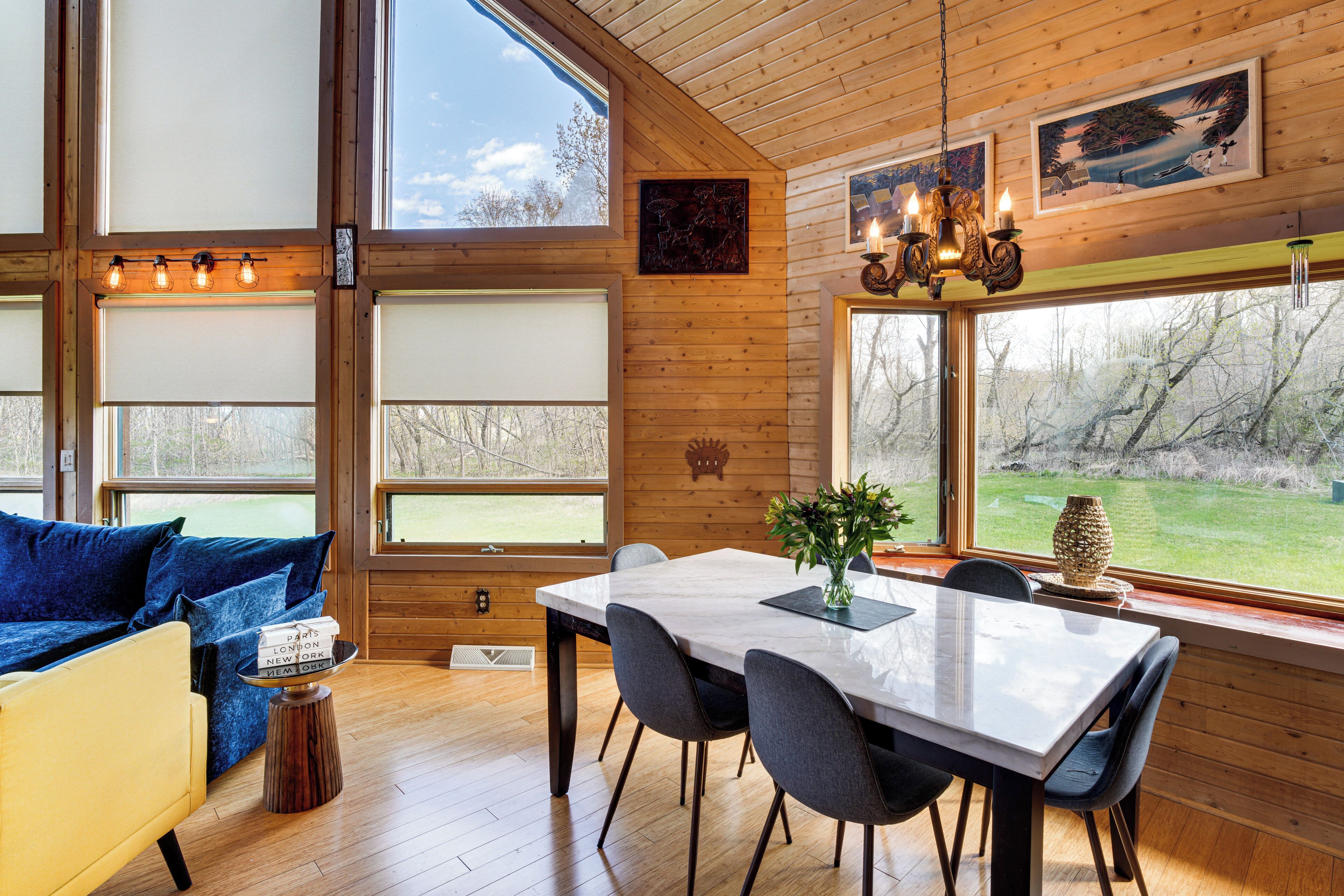 Family + Group Friendly | Modern Log Cabin Home - 比利時
