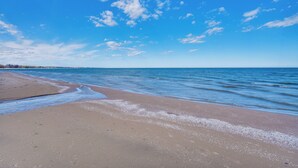 Una spiaggia con cielo sereno e acqua calma.