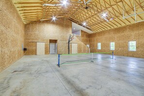 Sports court - Spacious Barndominium Near Branson w/ Game Rooms (Omaha)