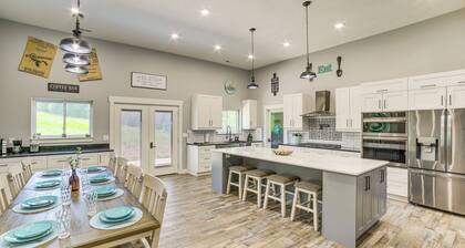 Spacious Barndominium Near Branson w/ Game Rooms