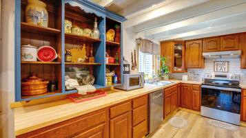 Coffee/tea maker, cookware/dishes/utensils, dining tables