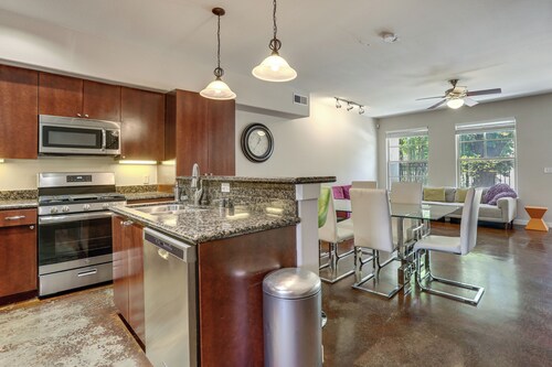 Walkable EaDo Condo Near Dtwn: Modern + Chic!