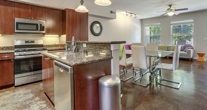 Walkable EaDo Condo Near Dtwn: Modern + Chic!