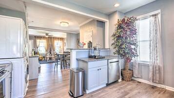Coffee/tea maker, fridge, microwave, stovetop