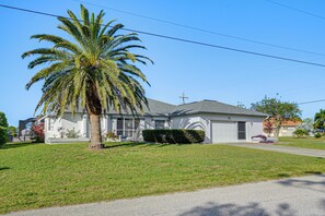 Exterior - Walk to Port Charlotte Beach Park! Canal-Front Gem (Port Charlotte)
