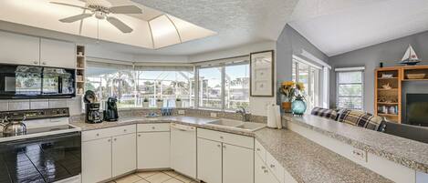 Fridge, microwave, stovetop, dishwasher