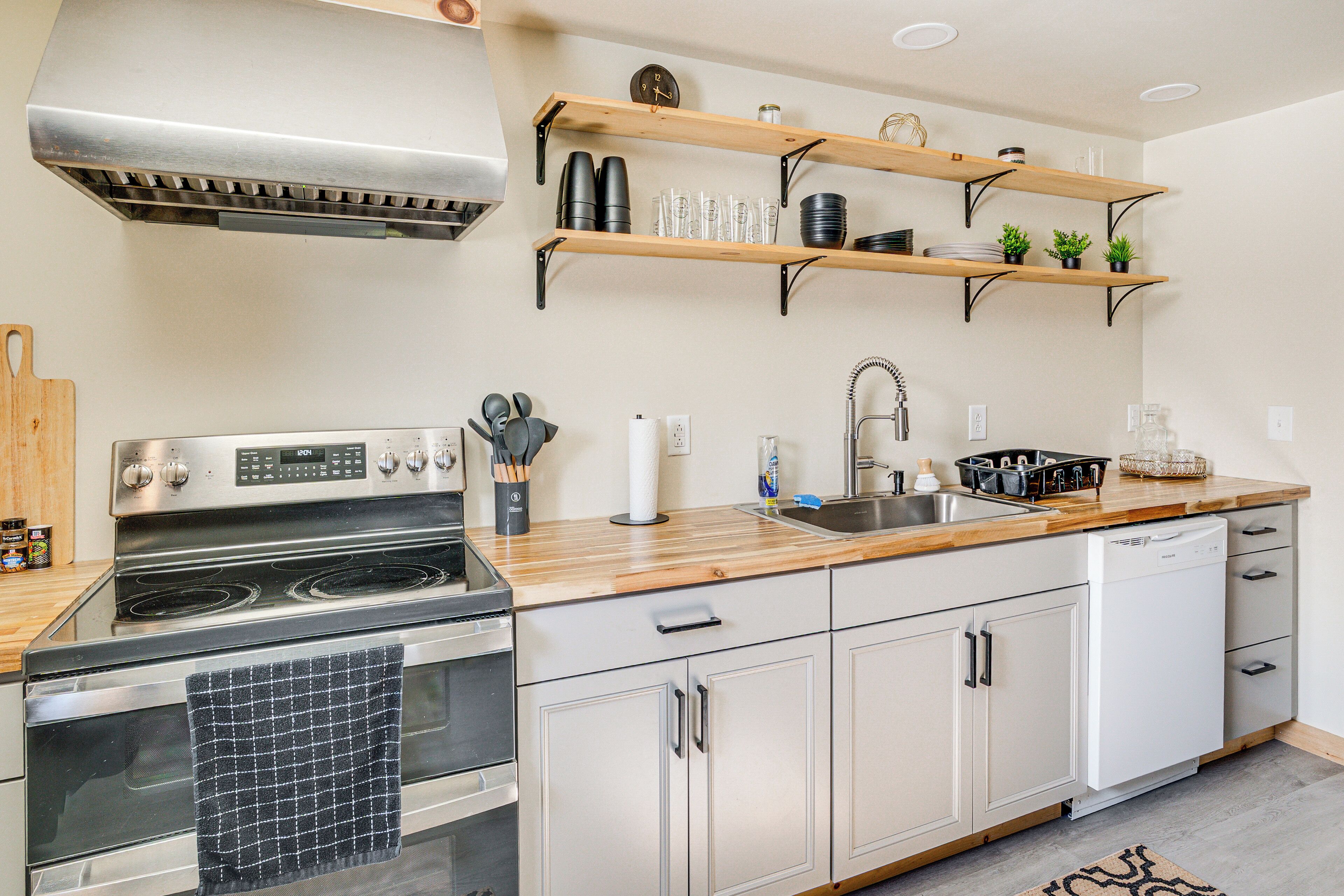 Fridge, microwave, stovetop, dishwasher
