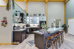 Fridge, microwave, stovetop, dishwasher - Barndo on 5 Acres Near Sunriver/Deschutes River (Bend)