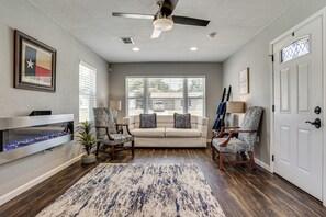 Interior - 2 Mi to Stadiums & UT Arlington! Stylish Home (Arlington)