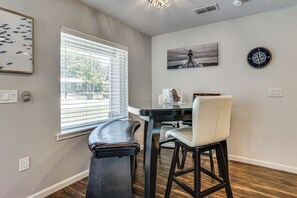 Interior - 2 Mi to Stadiums & UT Arlington! Stylish Home (Arlington)