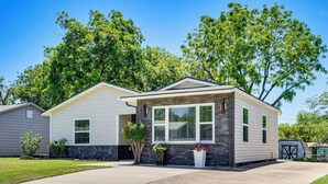 A single-story house with a front porch, a garage, and a well-maintained lawn. - 2 Mi to Stadiums & UT Arlington! Stylish Home (Arlington)
