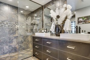 Towels - 2 Mi to Stadiums & UT Arlington! Stylish Home (Arlington)