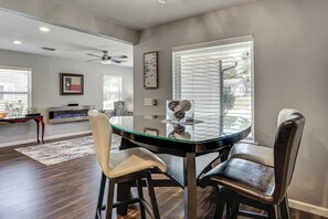 Dining - 2 Mi to Stadiums & UT Arlington! Stylish Home (Arlington)
