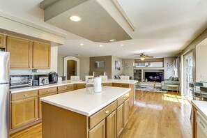 Fridge, microwave, stovetop, dishwasher - Hot Tub + Patio: Group-Friendly Denver Oasis! (Denver)